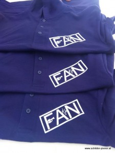 siebdruck auf blaue t-shirt    